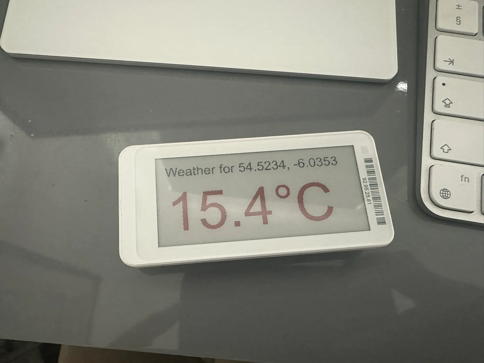 An Electronic Shelf Label displaying the current temperature for a particular latitude and longitude.